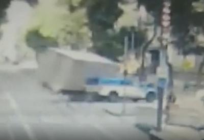 Caminhão tomba após colidir com viatura da PM e deixa 9 feridos