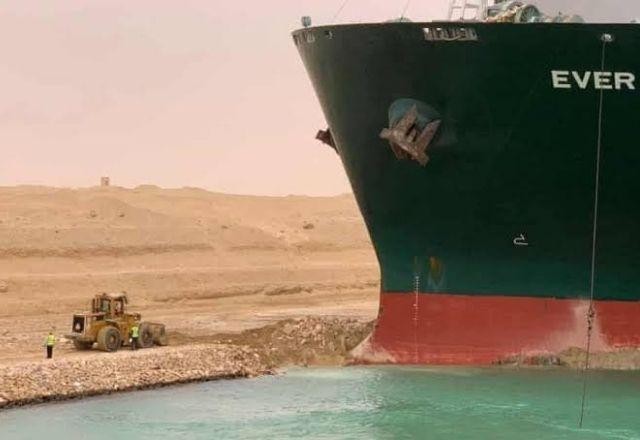 Navio graneleiro encalhou no Canal de Suez