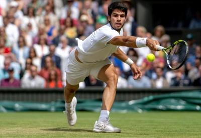 Alcaraz faz história e ganha Wimbledon, torneio mais antigo do tênis
