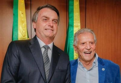 Carlos Alberto de Nóbrega visita Brasília, recebe homenagem e conhece Bolsonaro