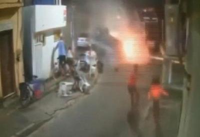 Vídeo: carro desgovernado capota, pega fogo e quase atinge clientes de bar