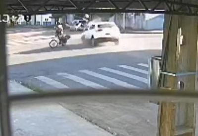 Vídeo: motociclista morre após ser arremessado na calçada
