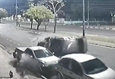 Tenente da PM de Roraima bate em carros parados e capota