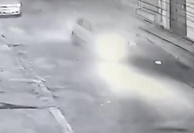 Rapaz é arremessado ao telhado ao ter moto atingida por carro