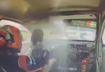 Vídeo: pedra atinge veículo durante corrida e quase fere piloto