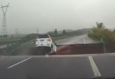 Flagra: motorista distraído cai em cratera no meio da estrada