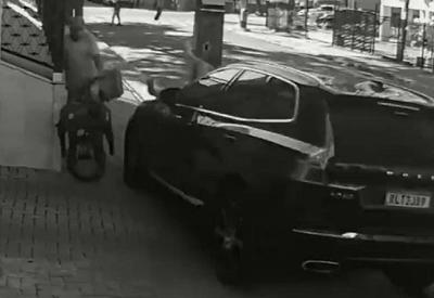 PE: Carro de luxo invade calçada e atropela três mulheres