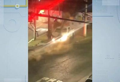Vídeo: ladrões batem carro e fogem após "golpe do amor"