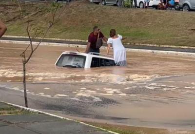 Vídeo:  cratera "engole" carro após adutora se romper em Salvador (BA)
