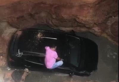 Video: carro é engolido por cratera em avenida de João Pessoa (PB)