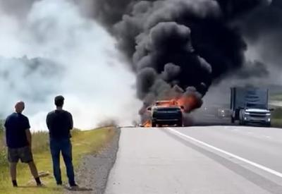 Carro da banda "The offspring" pega fogo em rodovia no Canadá