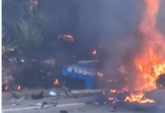 Bandidos explodem carro-forte e dinheiro fica espalhado em rodovia de SP