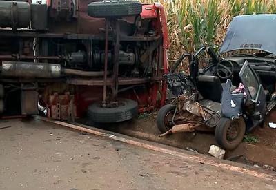 Carro com cinco pessoas se envolve em grave acidente no Paraná