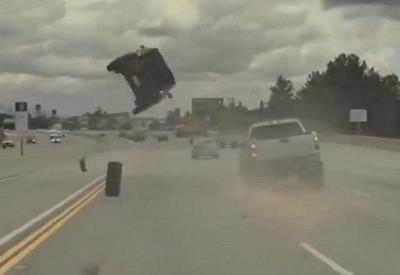 Vídeo: roda de caminhonete se solta, atinge carro, que capota em rodovia