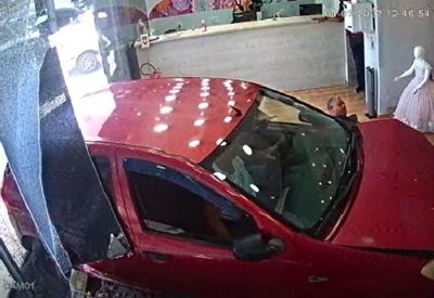 Carro desgovernado invade loja na Zona Oeste do Rio
