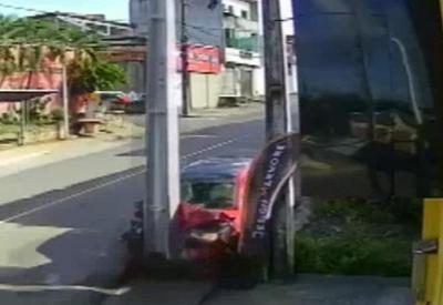 Vídeo: motorista invade a calçada, bate em poste e carro pega fogo