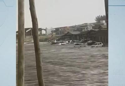 Tsunami meteorológico arrasta carros em praia de Laguna (SC)