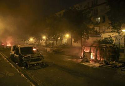 Terceira noite de protestos na França: 875 presos e 200 policiais feridos
