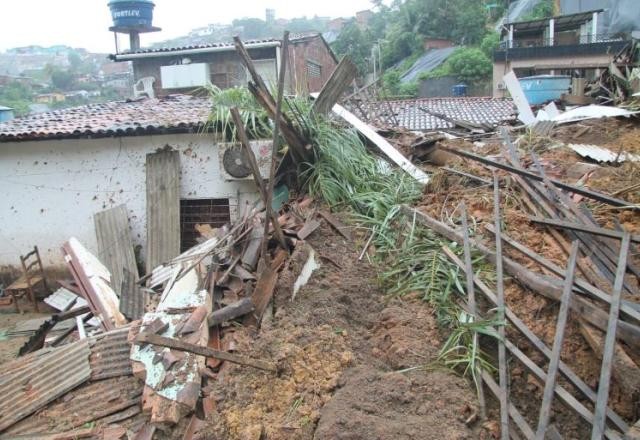 Governo envia equipes para monitorar estragos das chuvas em Pernambuco