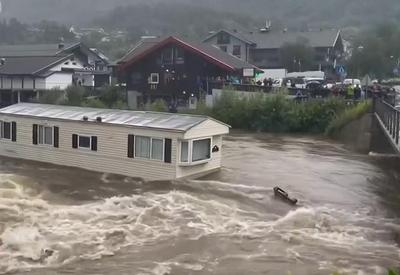 Tempestade provoca enchentes e arrasta casa na Noruega