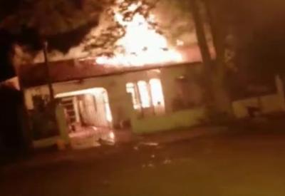 Casa de DJ é completamente destruída por fogo após incêndio