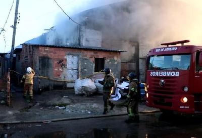 Famílias perdem tudo após incêndio na Zona Norte do Rio