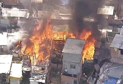SP: incêndio destrói casas em comunidade em Pirituba