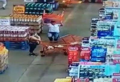 Justiça decreta prisão de homem que jogou carrinho de supermercado em mulher