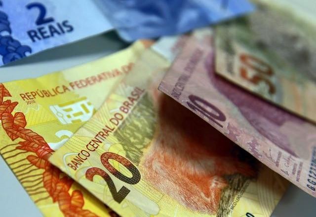 Governo discute editar MP para garantir auxílio de R$ 400 em dezembro