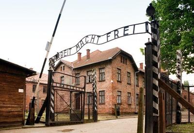 Turista é multada após fazer saudação nazista em campo de concentração