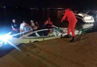 Barco com quase 80 pessoas encalha no Lago Paranoá, no DF