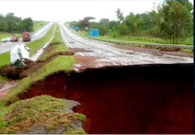 Chuva abre cratera e interdita rodovia no interior de SP