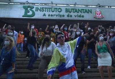 Em homenagem à CoronaVac, MC Fioti lança nova versão de 'Bum bum tam tam'