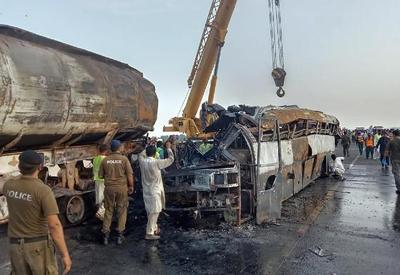 Colisão entre ônibus e caminhão de combustível deixa 20 mortos no Paquistão