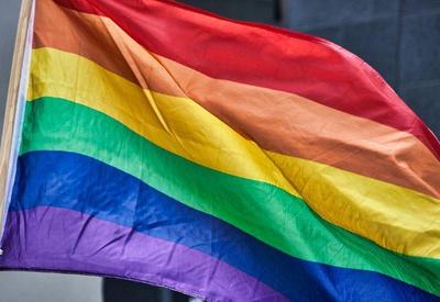 Parlamento russo aprova lei que proíbe propaganda LGBT entre adultos