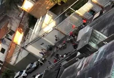 Entregadores explodem portão de prédio após morador discutir com motoboy