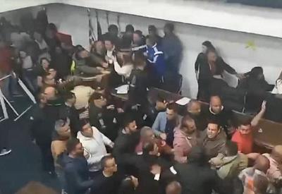 Sessão de Câmara é palco para briga entre vereadores de Taboão da Serra (SP)