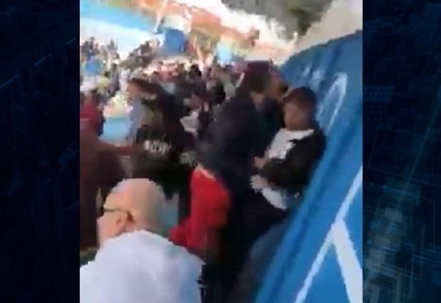 Torcedores tentam linchar prefeito durante jogo de futebol