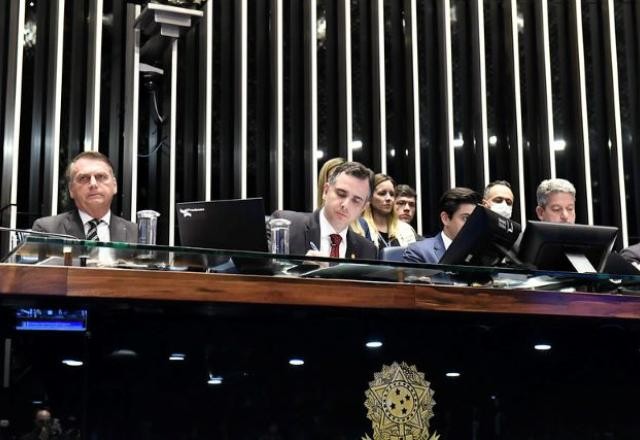Com Bolsonaro, Congresso promulga PEC dos Benefícios