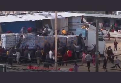 Palestinos famintos cercam caminhões de ajuda humanitária na Faixa de Gaza