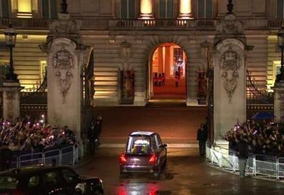 Caixão com o corpo da rainha Elizabeth II chega ao Palácio de Buckingham