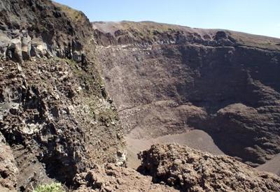 Turista cai em cratera do Monte Vesúvio ao tentar tirar selfie
