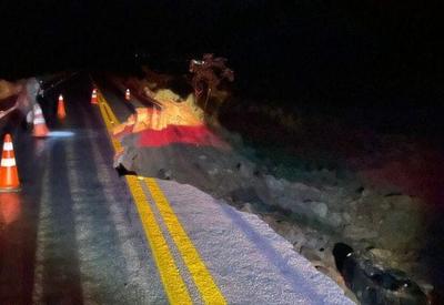 Cratera engole carro com 5 pessoas em rodovia de Teresina de Goiás