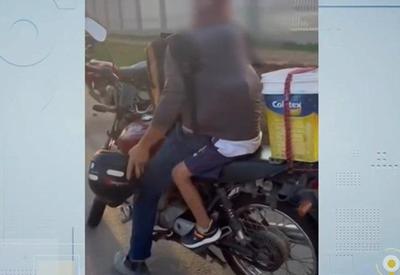 Criança em moto é escondida "dentro" de camiseta do piloto
