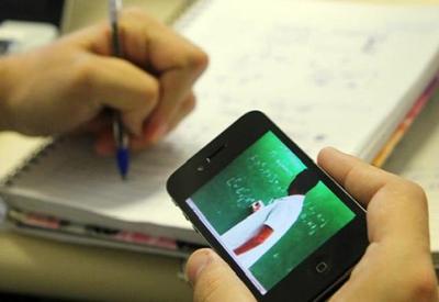 Plataformas de ensino virtual violaram privacidade de crianças, diz estudo