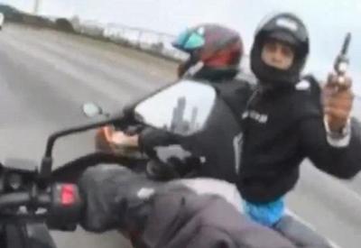 Vídeo: Motociclista grava abordagem de bandidos no meio de rodovia