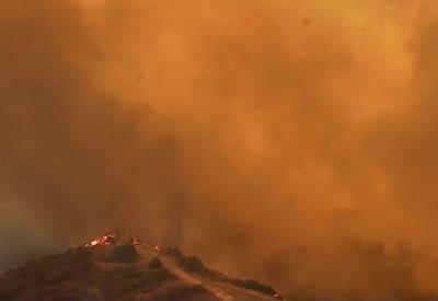 Incêndios florestais deixam milhares de desalojados na Grécia