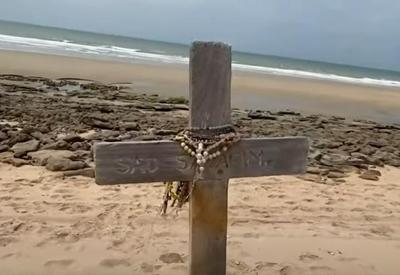 Cemitério e mar dividem vista paradisíaca em praia do Ceará
