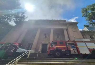 Incêndio atinge Instituto de Educação de MG e 14 são encaminhados ao hospital