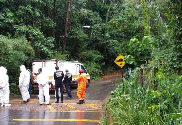 Cinco pessoas morrem em carro soterrado em Brumadinho, MG